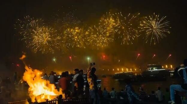 Dev Diwali: धधकती चिताओं के साथ जल उठे दीप, टिमटिमाते दीयों से रोशन हुआ शहर;मंत्रों की साधना में लीन हुए अघोरी