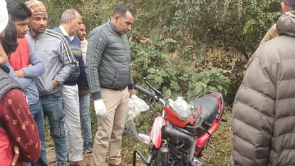 UP: हत्यारोपी ने जिला अस्पताल में फंदा लगाकर दी जान, दो दिन पहले दोस्त का किया था मर्डर, पुलिस को थी तलाश Amroha: murderer committed suicide hanging himself district hospital, after shooting his friend