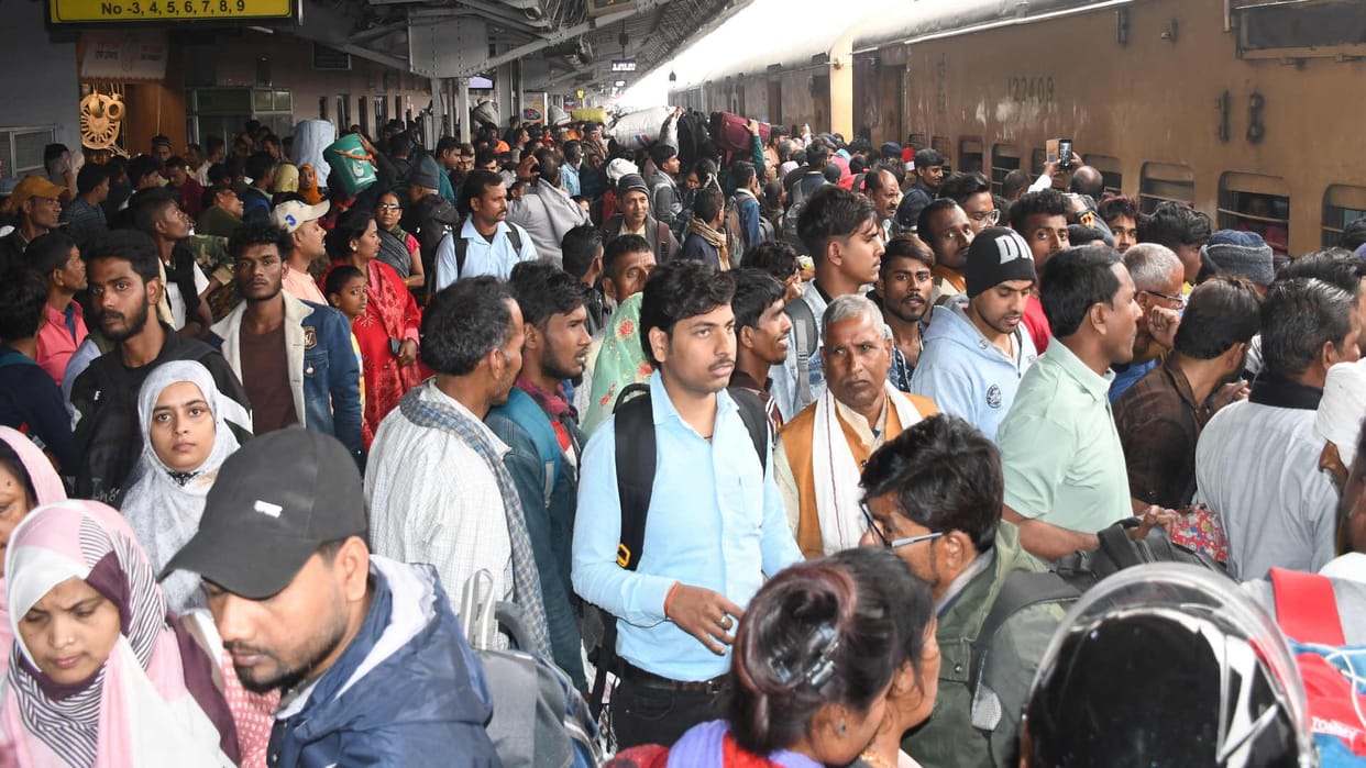 Train late and fight for seat in gorakhpur