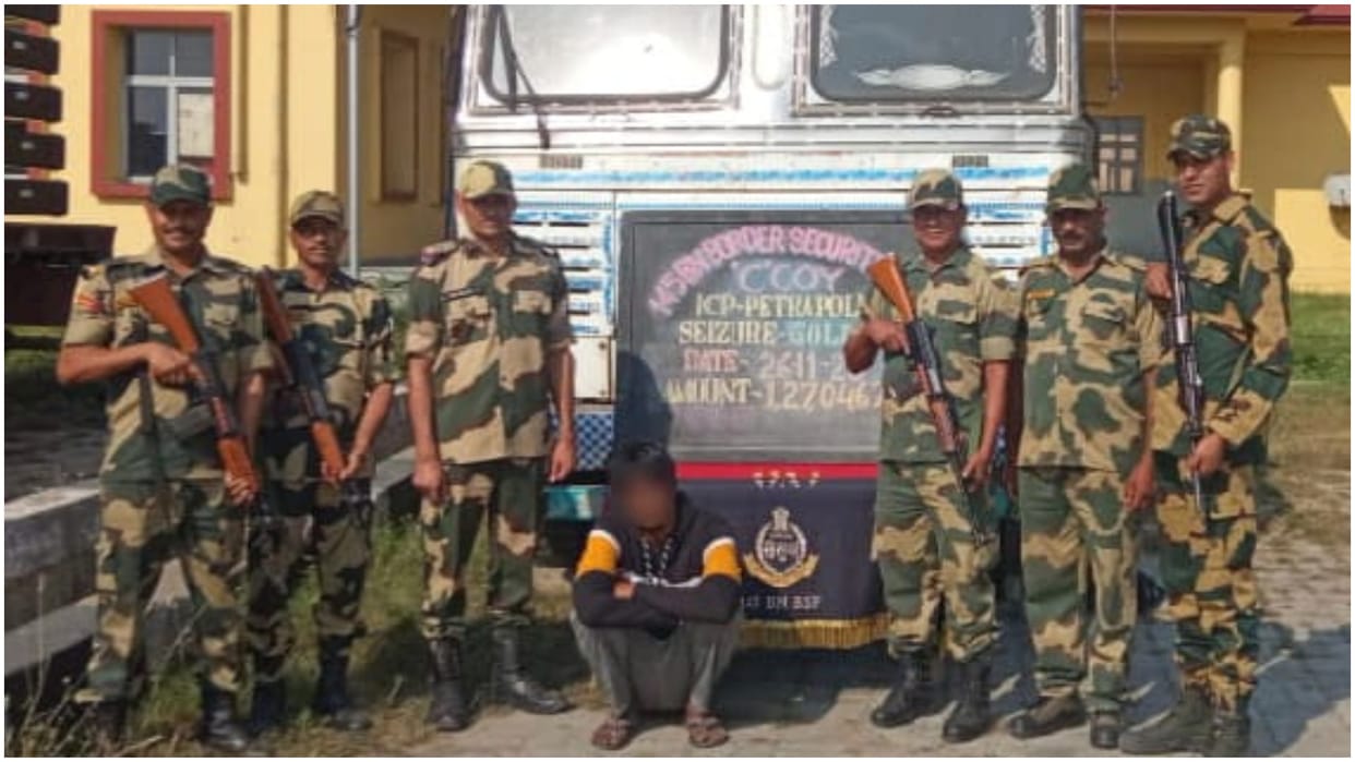 BSF arrested a smuggler smuggling gold on India-Bangladesh border