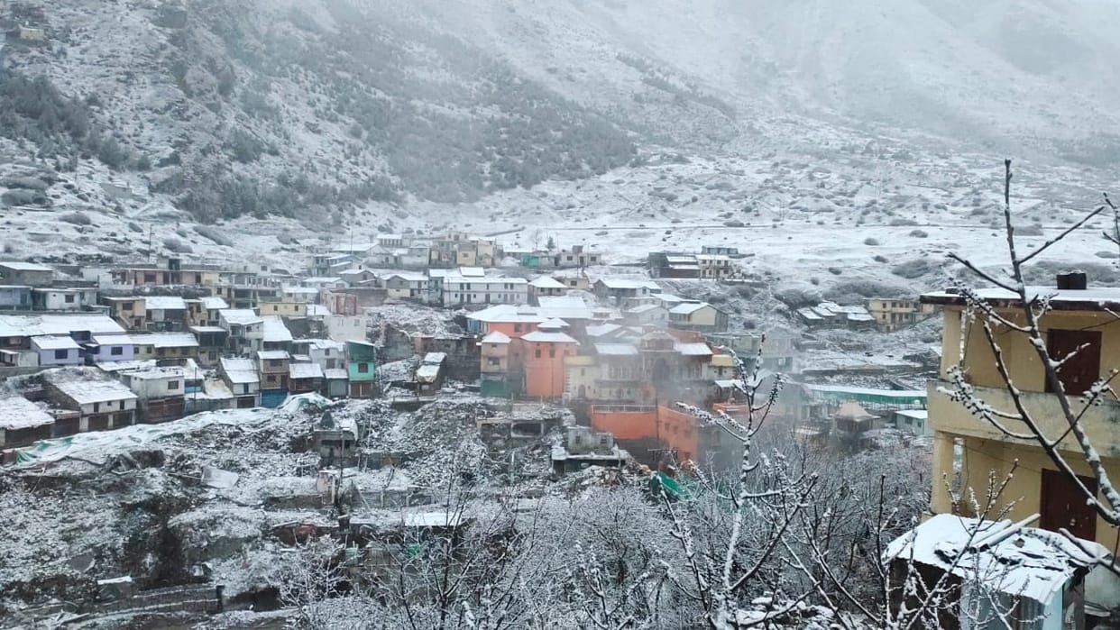 Badrinath Dham: 170 workers Doing construction Work of master plan even in Minus Four degree temperature