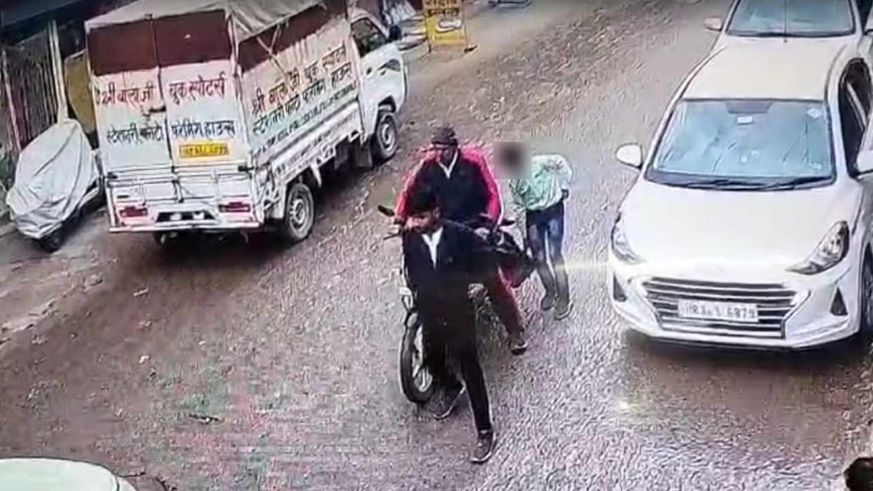 Two lakh rupees stolen in 15 seconds in Mahendragarh