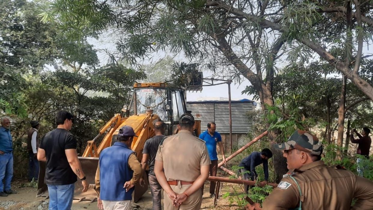 Bhopal News: Those who harm greenery will not be spared, administration's bulldozer will run on encroachment