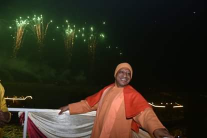 काशी में इस अंदाज में दिखे सीएम योगी