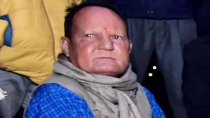 Pandit returning after getting married dies in collision with bus