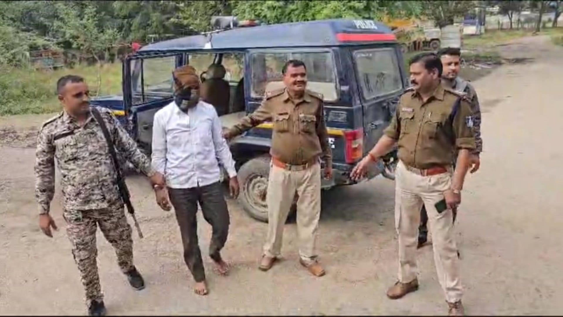 पुलिस की गिरफ्त में इनामी बदमाश