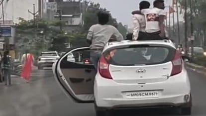 स्टंटबाजी करते युवक