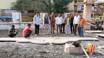 कलाकार कर रहे आकर्षक नक्काशी