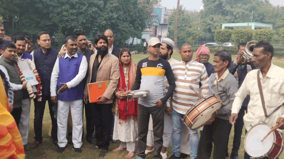 BSP councilor Bunty Mahor protested fiercely against Municipal Corporation after the ESL lights were switched