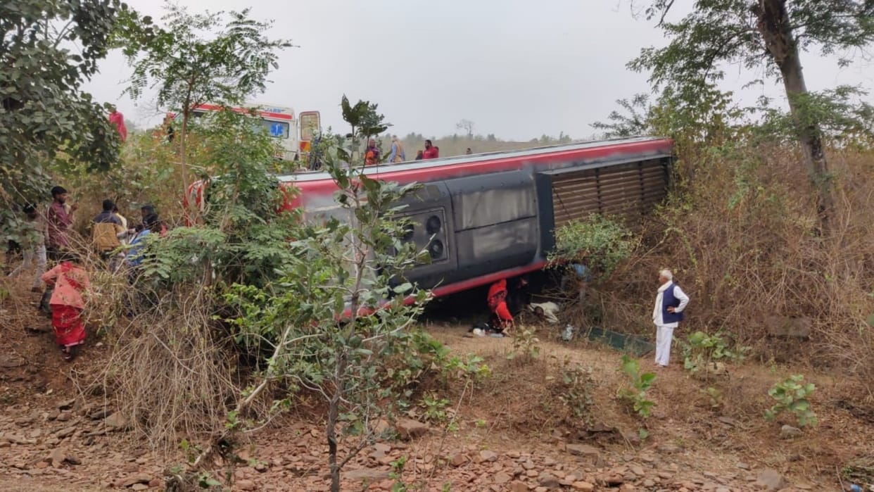 Passenger bus going from Damoh to Jabalpur went out of control and overturned in ditch; 15 passengers injured