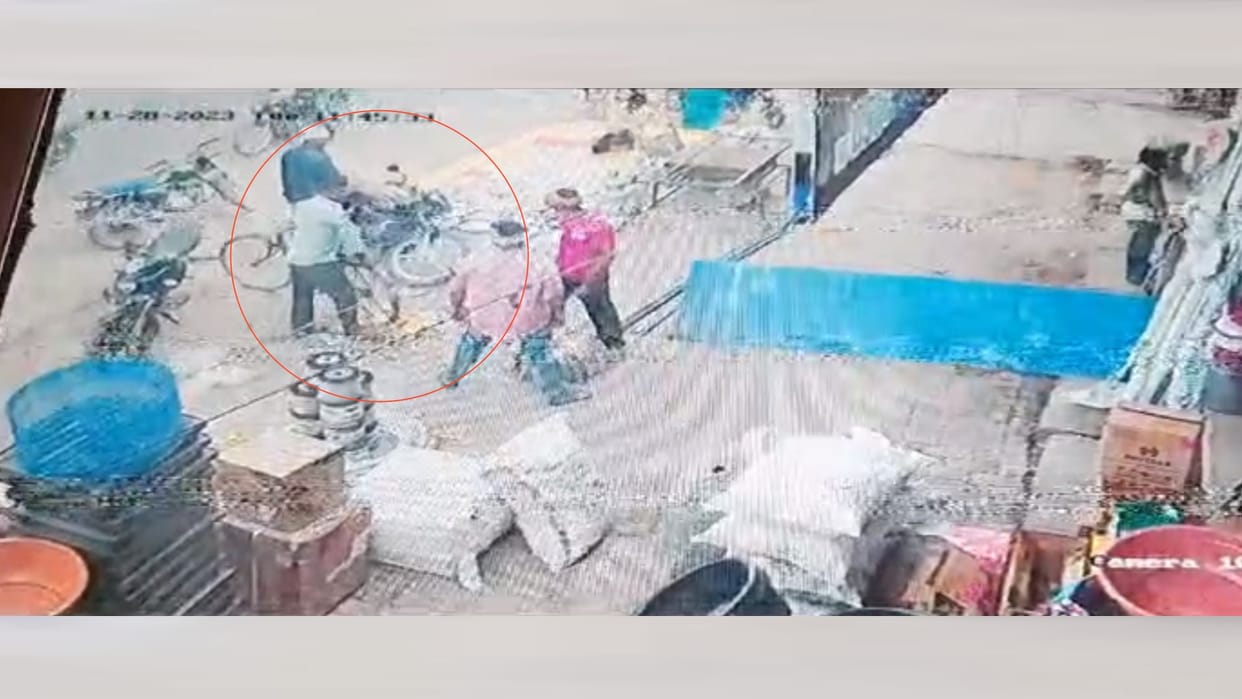 More than two lakh rupees stolen from businessman's bike in Salon Raebareli.