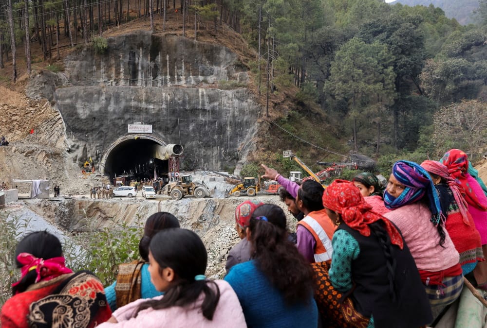 Uttarkashi Silkyara Tunnel Collapse Rescue Operation People Happy after see labourers Photos