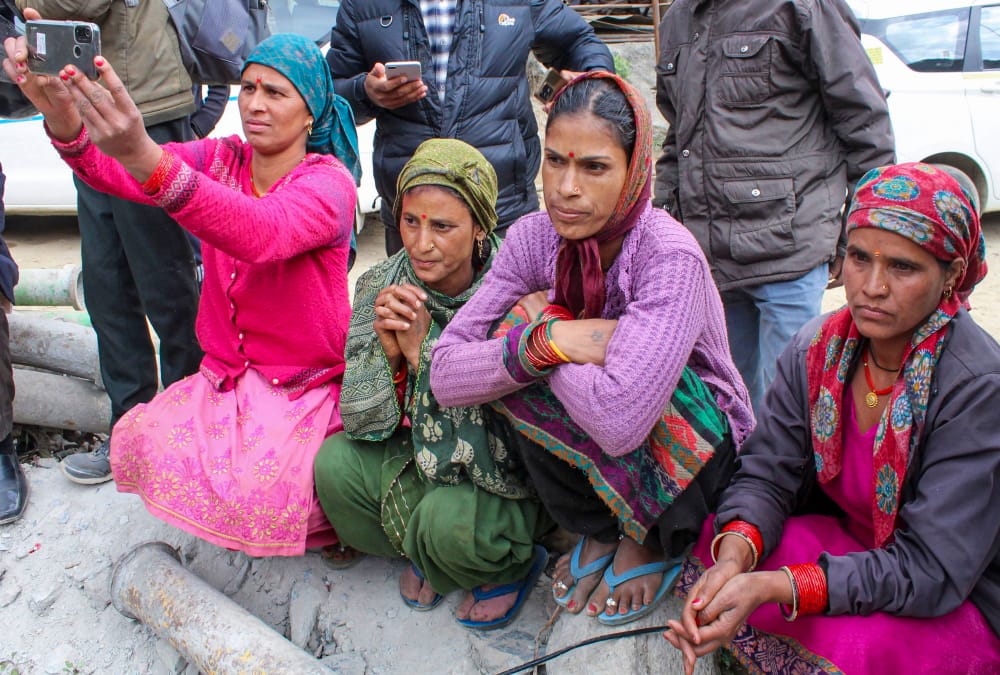 Uttarkashi Silkyara Tunnel Collapse Rescue Operation People Happy after see labourers Photos