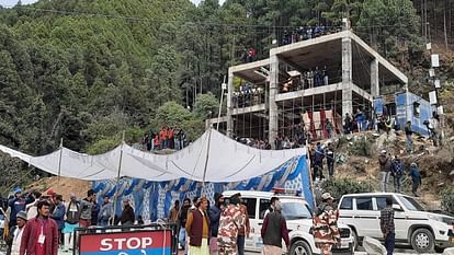 Uttarkashi Silkyara Tunnel Collapse Rescue Operation People Happy after see labourers Photos