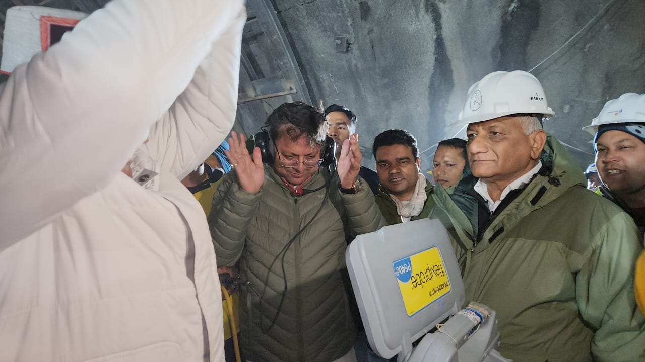 Uttarkashi Silkyara Tunnel Collapse 17th Day 41 Labourers Rescued Safely and Got Emotional Photos
