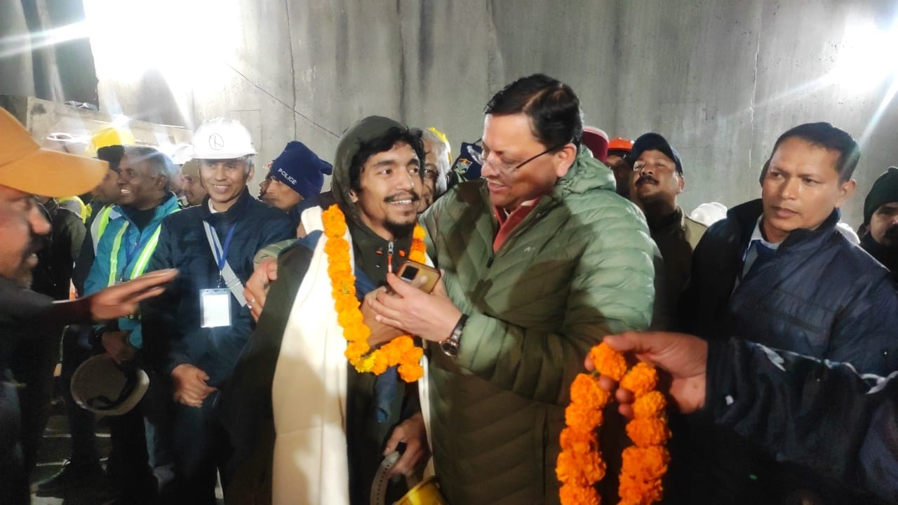 सुरंग से बाहर लाए गए श्रमिक