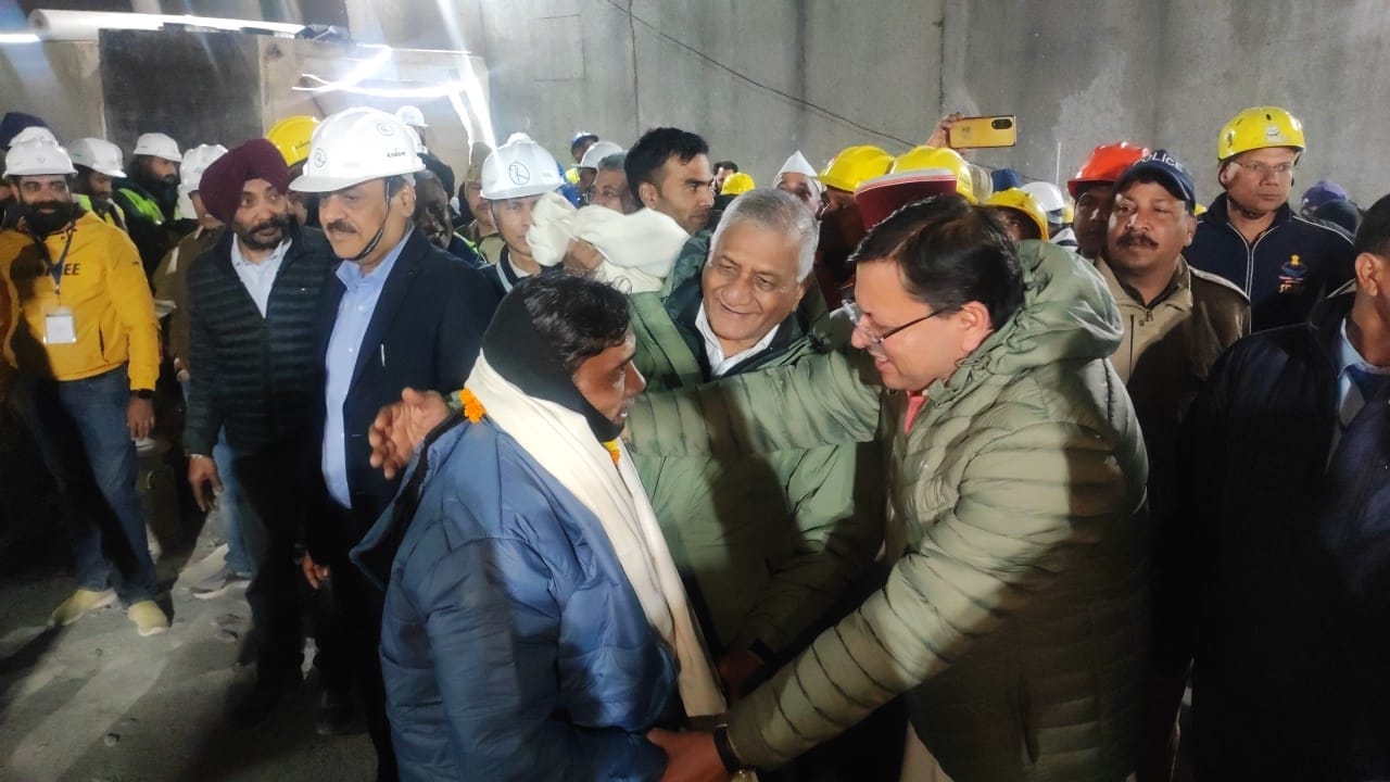 Uttarkashi Silkyara Tunnel Collapse 17th Day 41 Labourers Rescued Safely and Got Emotional Photos