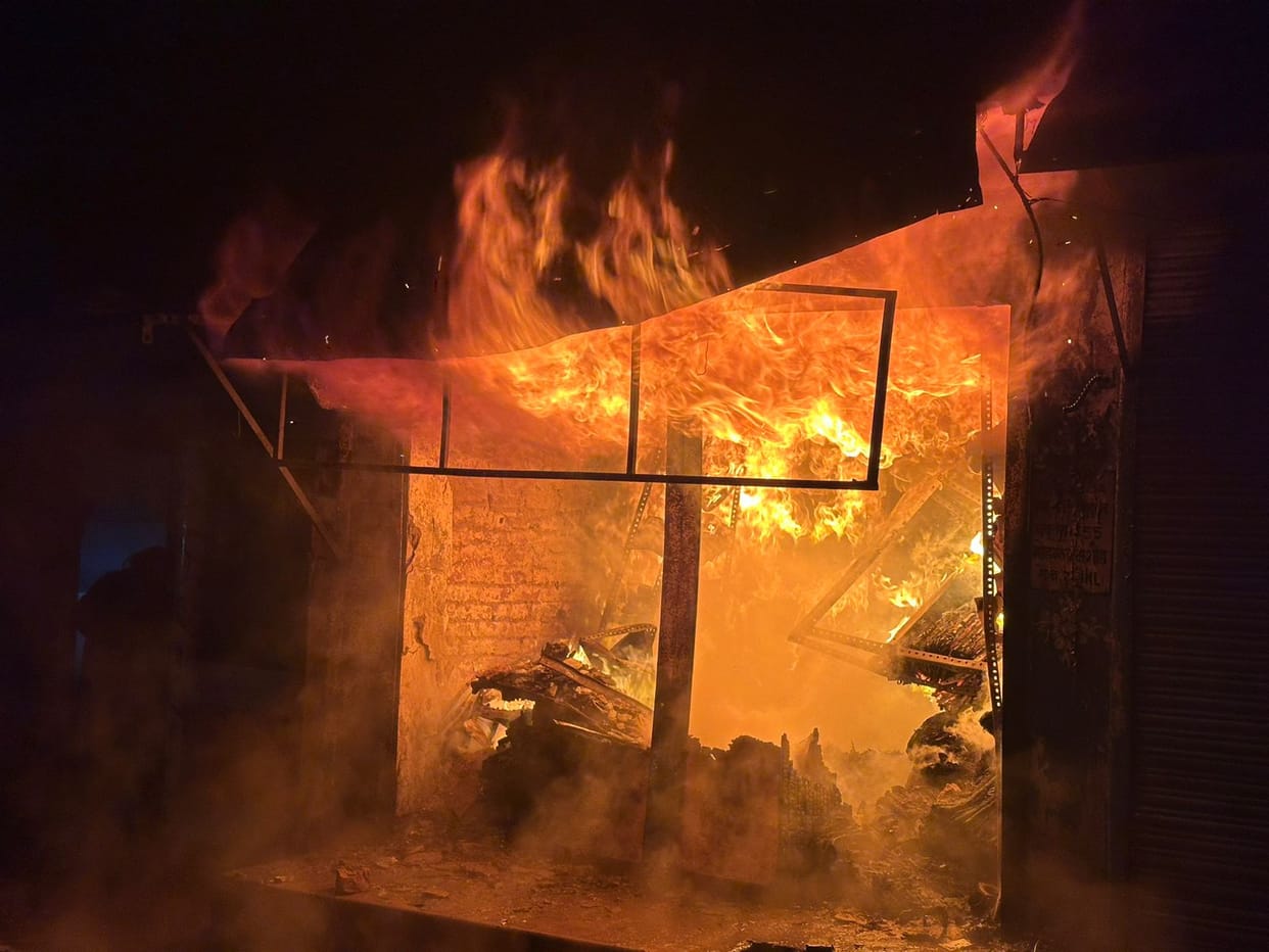 Sonebhadra: Massive fire broke out in the shop due to short circuit, goods worth lakhs burnt to ashes.