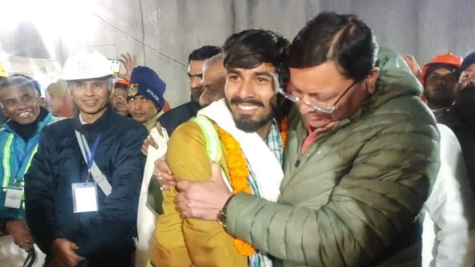Uttarkashi Tunnel Rescue As soon as Vishal came out family members burst into tears in Mandi
