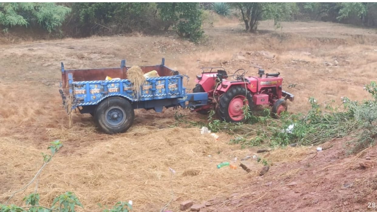 Damoh News: Two people died when tractor trolley full of devotees returning from Barman Ghat overturned
