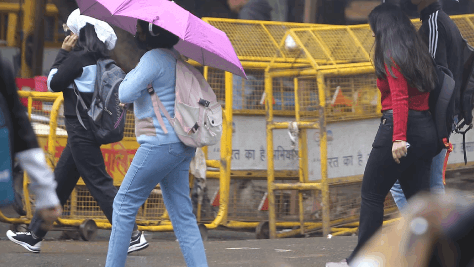 people took out umbrellas and warm clothes After rain in Delhi see pictures