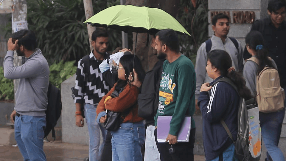people took out umbrellas and warm clothes After rain in Delhi see pictures