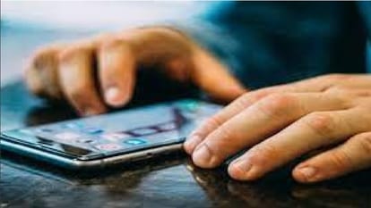 police arrested accused who sent obscene messages and videos on girls WhatsApp in delhi