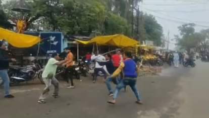 आपस में लठैती करते दो पक्ष