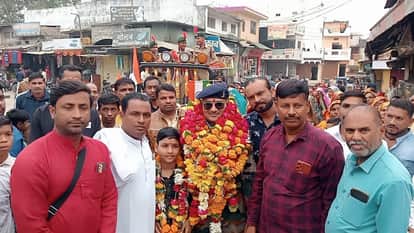 लोगों ने सेवानिवृत्त जवान का फूल माला पहनाकर किया स्वागत