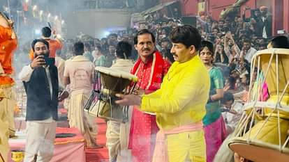 वाराणसी में सांसद मनोज तिवारी