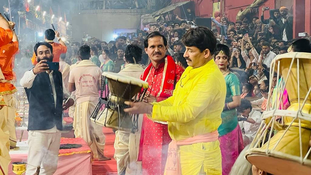 Shankaracharya Narendra Anand and MP Manoj Tiwari reached Kashi on Dev Diwali, worshiped Ganga idol.