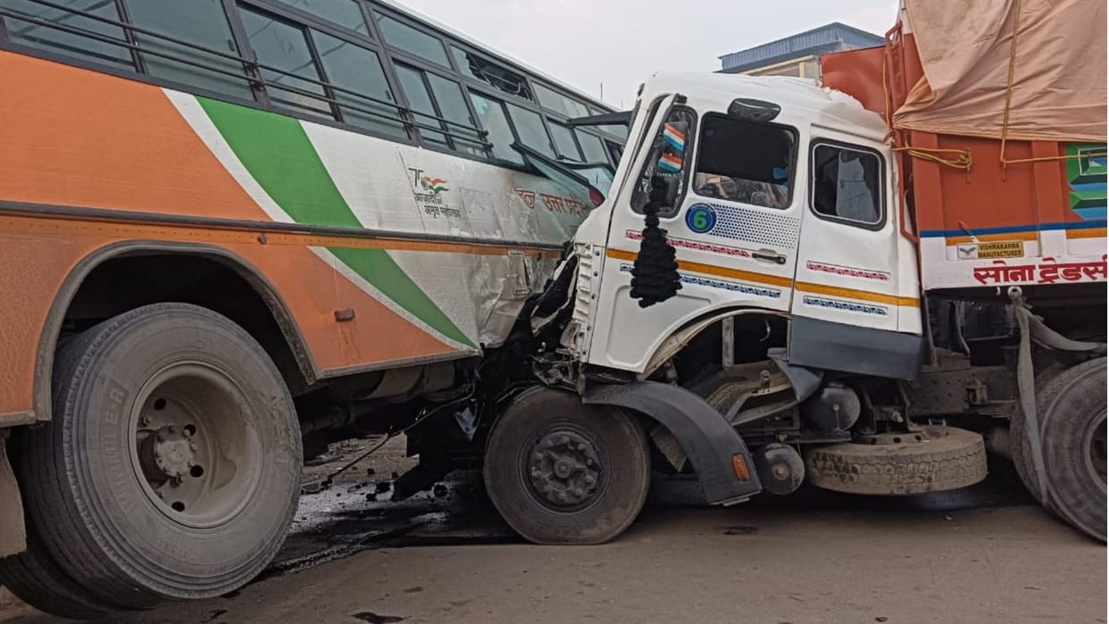A truck hits a bus and a car in Raebareli.