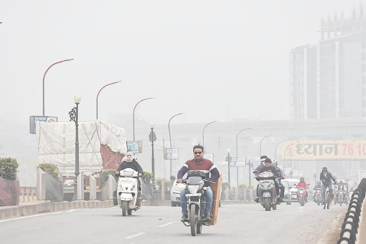Indore: Dense fog in Indore in the morning, more than 15 flights delayed
