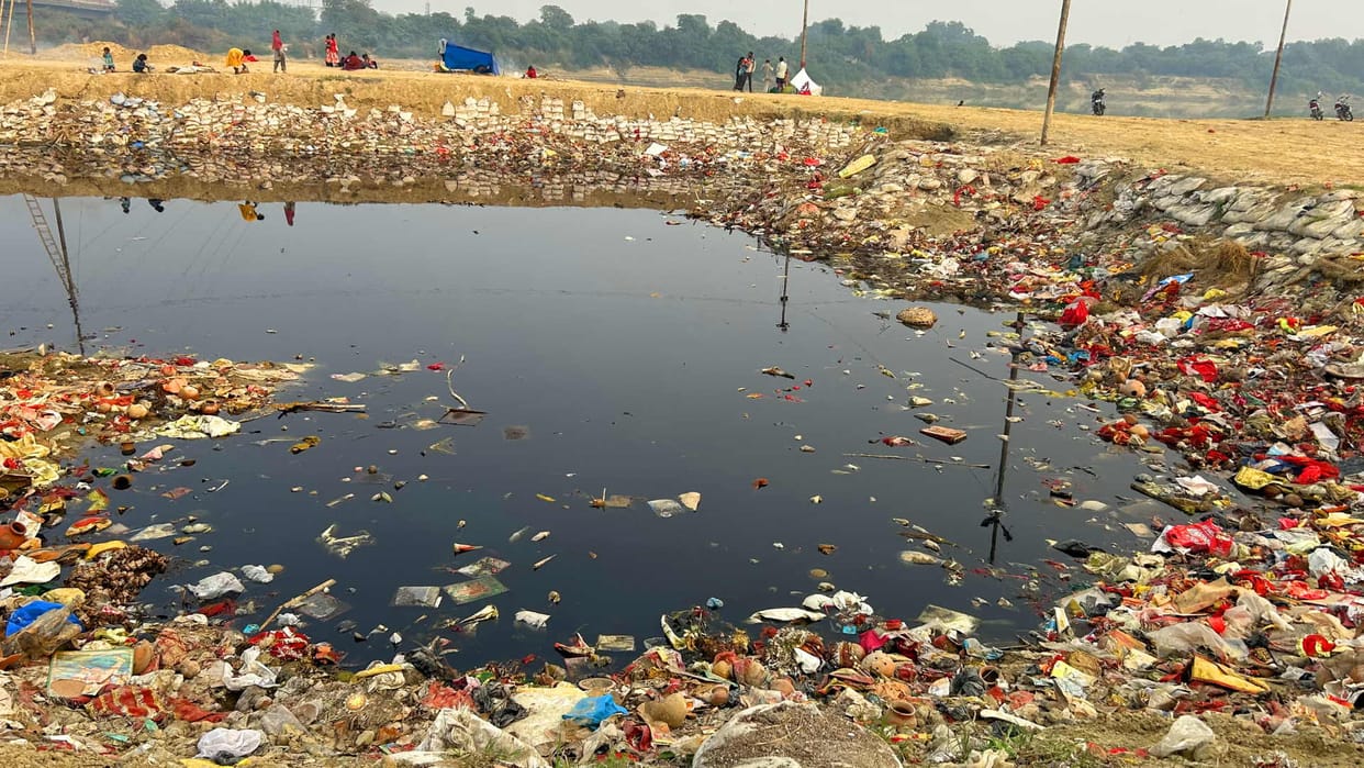 Rajghat If statues made of oil paint are not buried in the pit, pollution will spread.