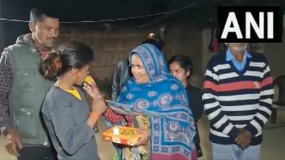 Uttarkashi tunnel rescue Sisters distributed sweets, mother says wish fulfilled I will organize Bhandara