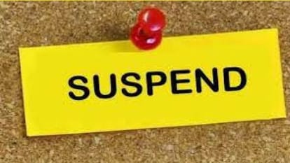 Hathras News: तैनाती स्थल पर गैरहाजिर मिले तीन पुलिसकर्मी, एसपी ने किए निलंबित Three policemen found absent at the deployment site were suspended