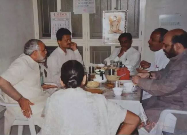 Senior BJP leader Sunil Ojha passes away, had old relation with PM Modi, 21 year old photo surfaced