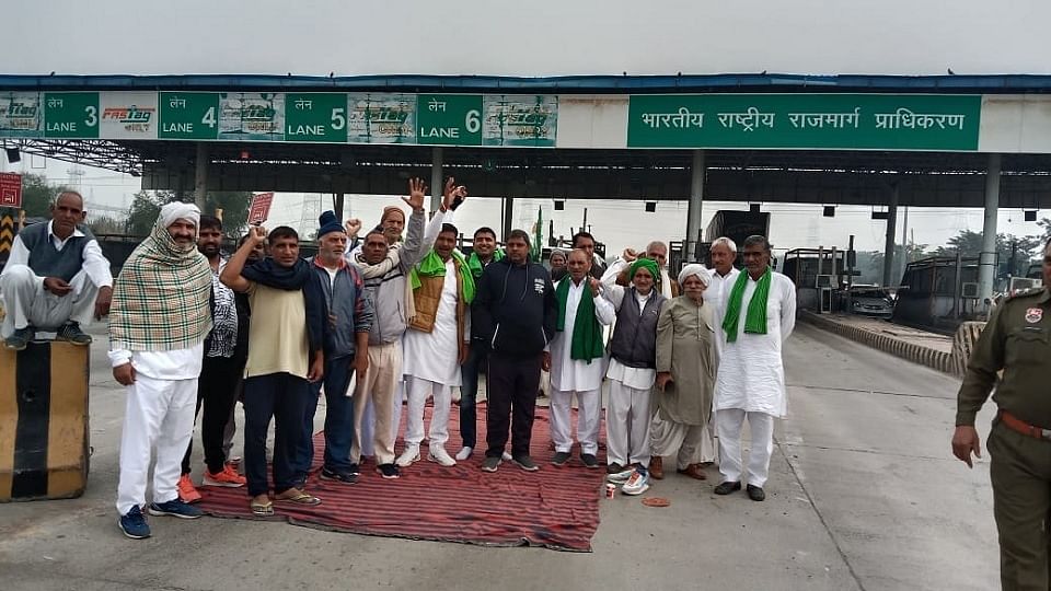Farmers sitting on strike at Ramayan Toll Plaza in Hisar, made one line free for vehicles