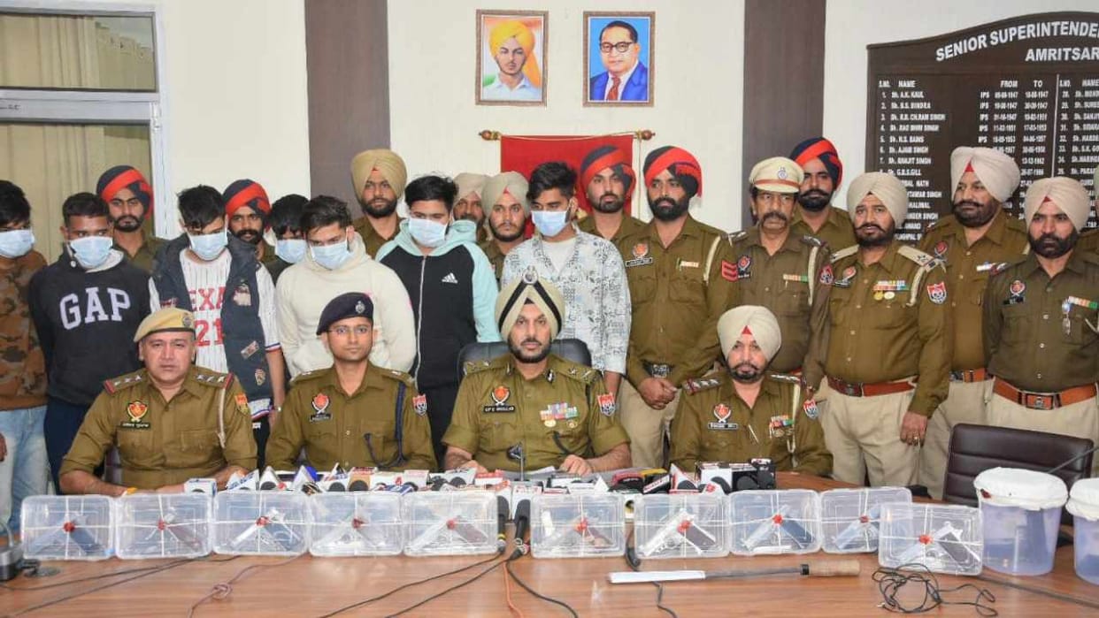Amritsar police caught smuggler with 10 pistols