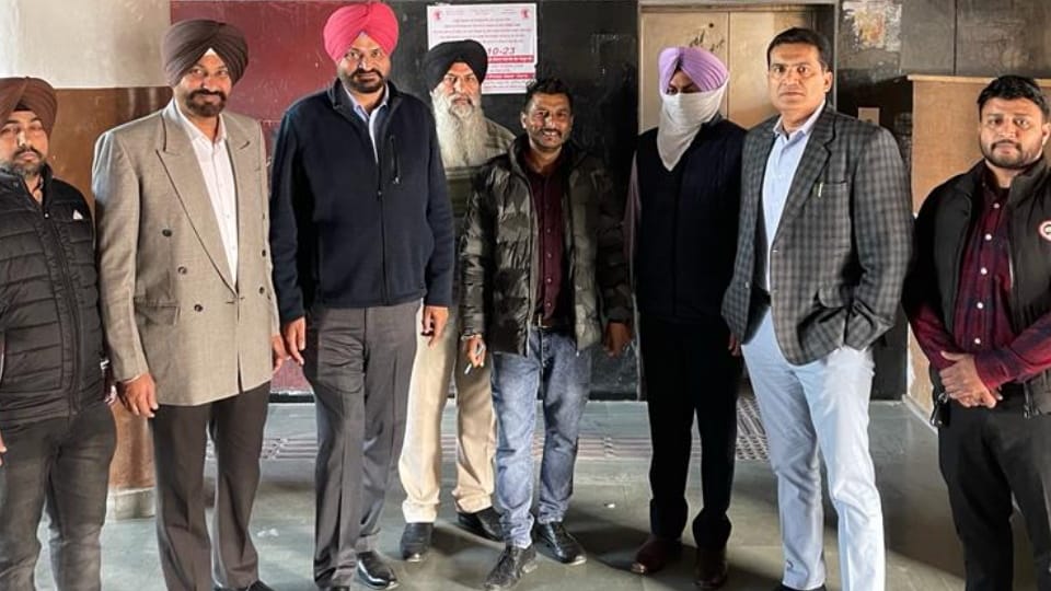 Vigilance caught patwari taking bribe in Hoshiarpur