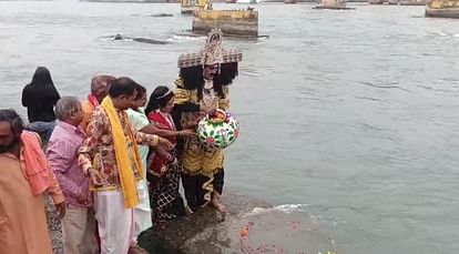 Ravan arrived to immerse the ashes of 156 people Haridwar ganga Ramleela Rajaram Jain inspirational story