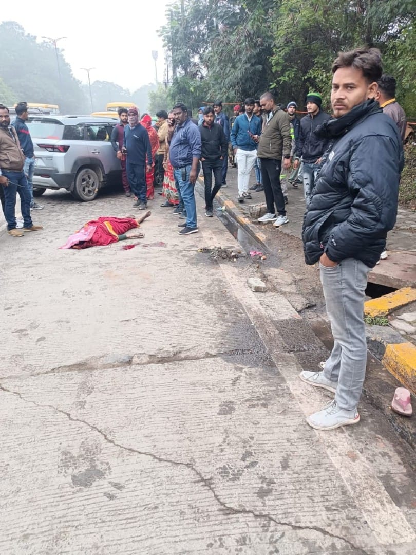 Indore: A female employee cleaning the road was hit by a car, died