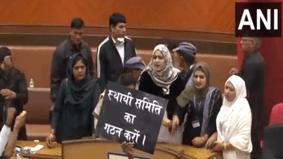 delhi mcd house adjourned After uproar today