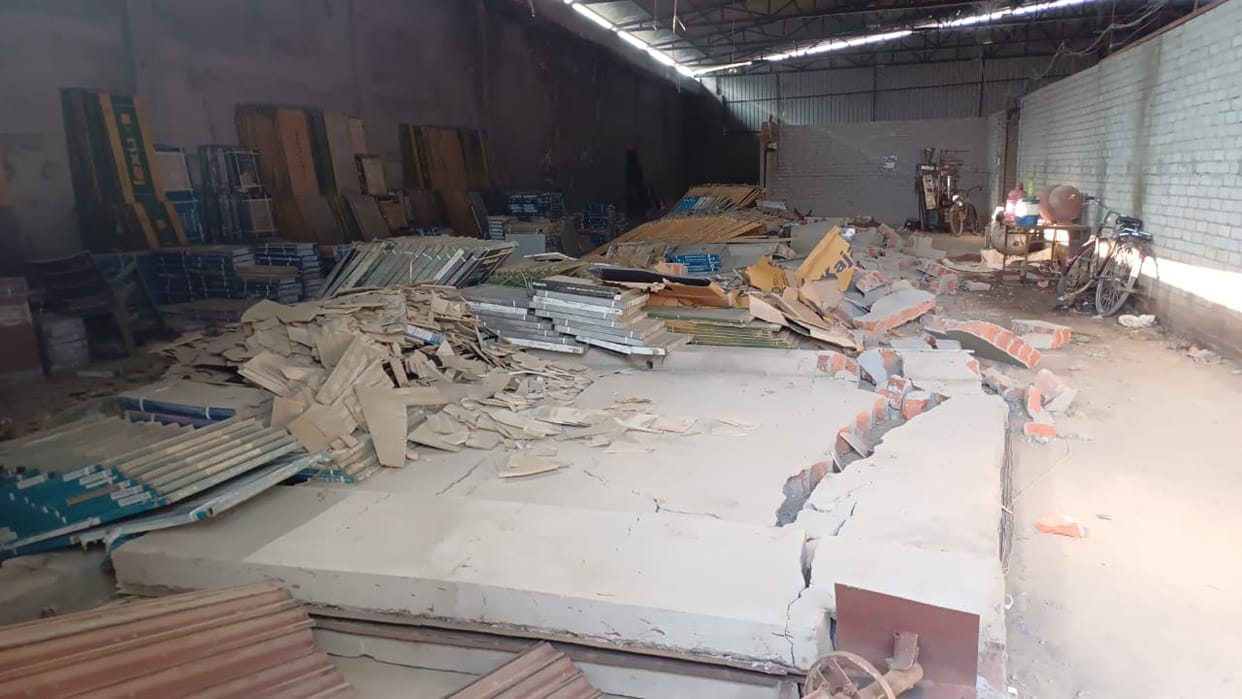 Two laborers who were eating food were crushed to death after a wall collapsed in the warehouse, police engage