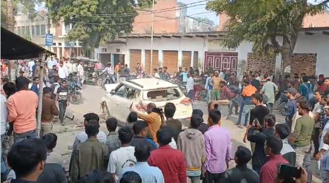 Car crushed people drinking tea on the roadside, two died on the spot; People pelted stones heavily