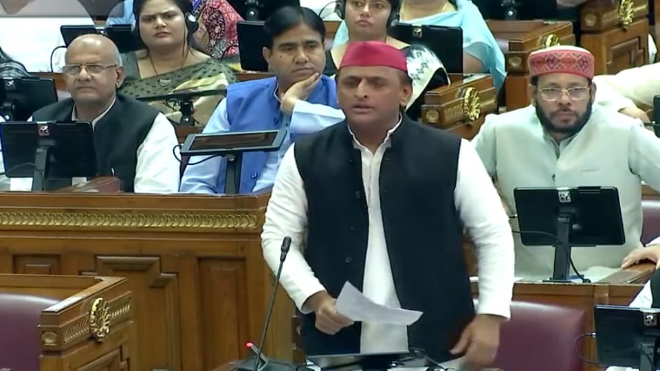 UP News: Samajwadi Party's walkout on the issue of admission on zero fees