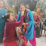 गबर सिंह की पत्नी को मिठाई खिलाती महिलाएं।