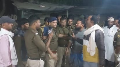 Bihar News : मर्डर के आरोपी ने रोक दी रेल; हत्या कर भागते हुए चढ़ गया ऐसी जगह कि हो गया तमाशा Bihar News : Murder accused stopped the train; ran away after attacking with a sharp weapon.bihar police.