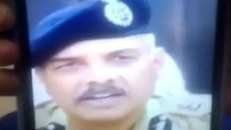 74 thousand rupees cheated from an elderly person by pretending to be adg officer in ghaziabad