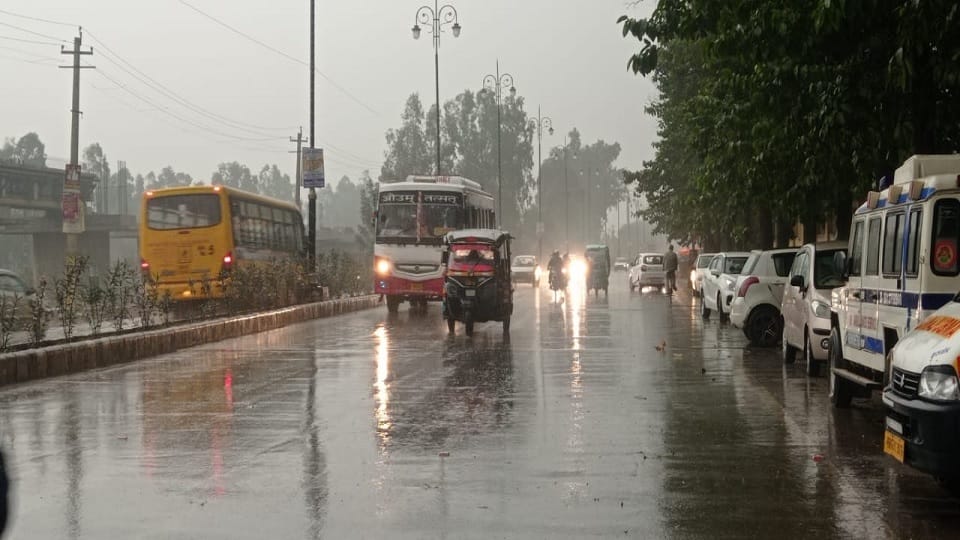 Weather changed in Kurukshetra, Night like scene in afternoon, vehicles crawling on roads with lights on